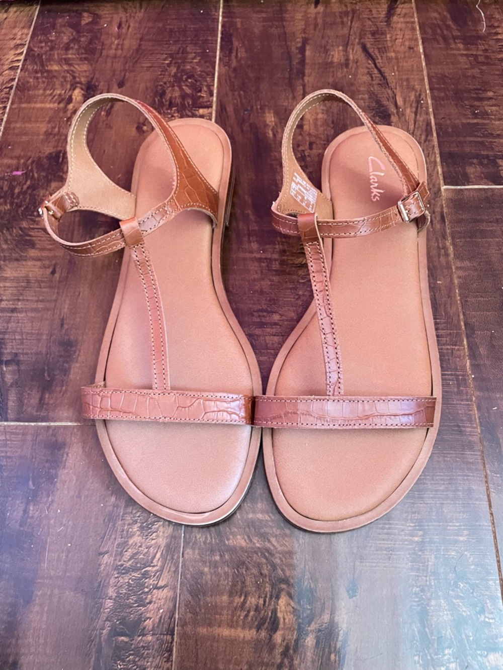 Clarks Women's Brown T-Strap faux croc Leather Sandals size 8.5 NWOT - Picture 2 of 5